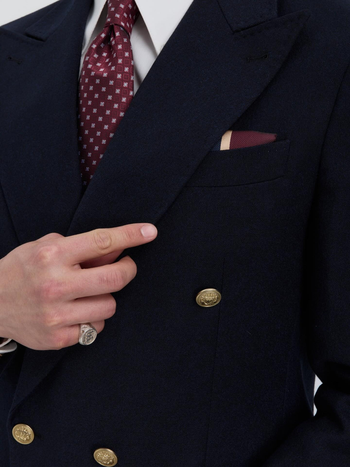 Blazer azul marino con botones dorados y doble botonadura para hombre